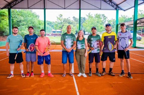 CHCARA BERCKEMBROCK  Sbado foi inaugurada 1 quadra cobertura em jogos de exibio