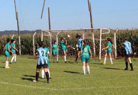 Resultados da AFETO em competies motivam meninas das escolinhas