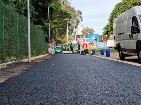 Emdur realiza preparao para pista de caminhada para receber piso emborrachado