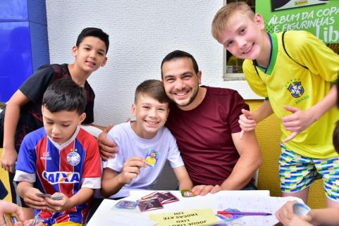 Figurinhas da Copa do Mundo unem geraes de colecionadores