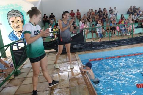 Crianas e adolescentes entre de 6 a 14 anos, disputaram provas nas modalidades de crawl, peito, borboleta e costas