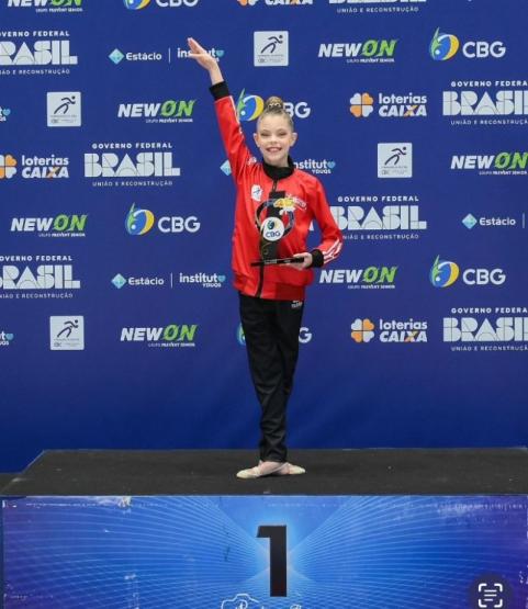 Julia Lorenzatto, de Toledo  Campe Brasileira Infantil de Ginstica Rtmica