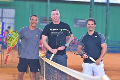 Maurlio (novo professor de tnis do Clube Toledo), Fabiano Hey e Eduardo