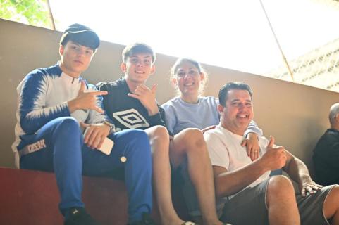 Jozimar Polasso, Andreia Polasso, Gustavo Polasso e Guilherme Custdio na tarde de domingo acompanhando os jogos das equipes toledanos nos JOJUPs em Guara