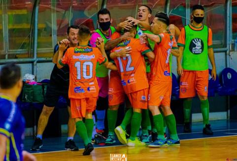 Embala Mais Futsal vence e lidera grupo B