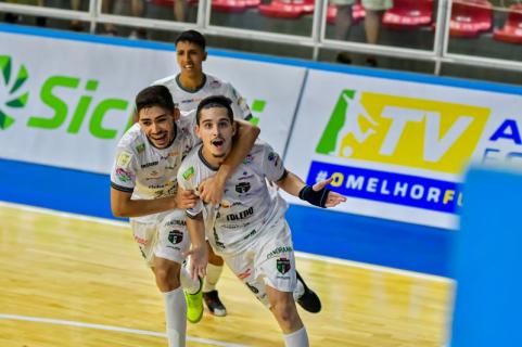 CLSSICO DA SOJA. - Esporte Futuro Futsal vence por 4 a 3 Cascavel no Alcides Pan