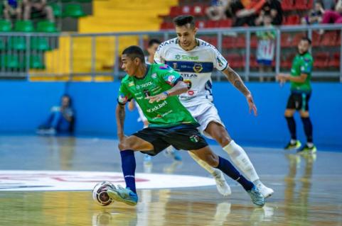 Em um jogo de nove gols contra o Pato Futsal, Esporte Futuro finaliza preparao para a temporada 