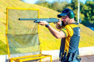 Oscar Silva ministra treinamento de tiro instintivo