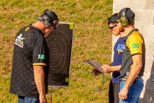 Oscar Silva ministra treinamento de tiro instintivo