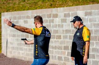 Oscar Silva ministra treinamento de tiro instintivo