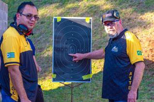 Oscar Silva ministra treinamento de tiro instintivo
