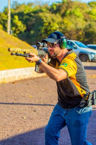 Oscar Silva ministra treinamento de tiro instintivo
