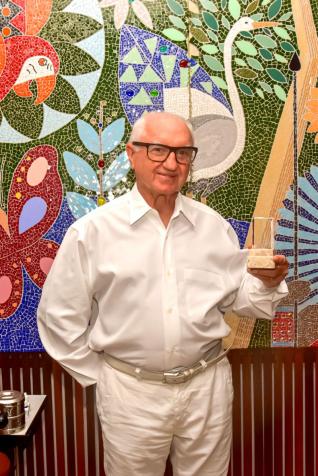 MDICO OFTALMOLOGISTA - Milton Dresch recebeu homenagem do CRM-PR por completar 50 anos de profisso