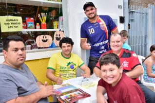 Figurinhas da Copa do Mundo unem geraes de colecionadores