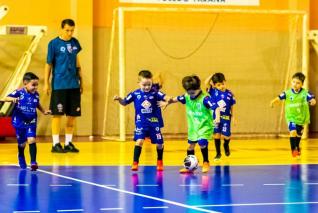 Faa parte da escolinha de futsal ou voleibol do Incomar / Aceffut