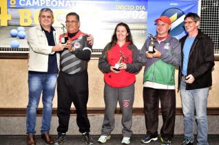 Joel, Edson e Vera campees da Bocha em Trios Maxiluz Materiais Eltricos