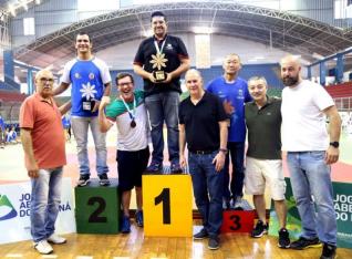 Jud masculino  ouro nos JAPs; bronze no feminino