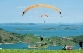 Festival de Voo Livre rene 90 pilotos em cenrio de tirar o flego