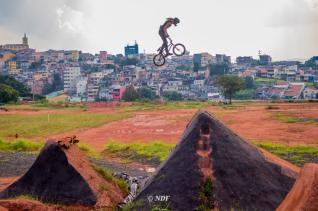 Lucas Bellaver tem 23 anos e est h 10 anos no mundo da bike