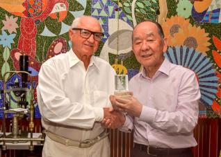 MDICO OFTALMOLOGISTA - Milton Dresch recebeu homenagem do CRM-PR por completar 50 anos de profisso