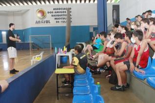 TOLEDANO QUE BRILHOU NO BASQUETE EUROPEU MINISTRA PALESTRA PARA ALUNOS DA ABATOL