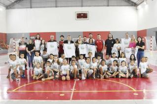 Escola de Esportes realiza entrega de uniformes a alunos da Walmir Grande