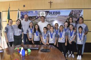 Campes paranaenses de ginstica artstica so recepcionadas pelo prefeito e vice