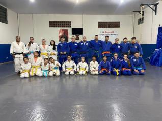 Judocas  da Associao Jud Ricardo dos Santos competem em Tup no Estado de So Paulo