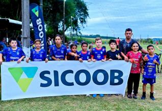 CATEGORIAS SUB 10 E SUB 13 - Linha Tapui e Sicoob promoveram torneio de futebol sete com participao de 12 equipes