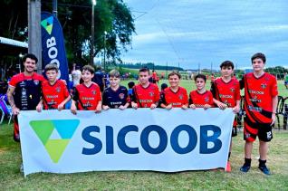 CATEGORIAS SUB 10 E SUB 13 - Linha Tapui e Sicoob promoveram torneio de futebol sete com participao de 12 equipes