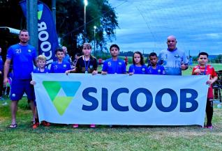 CATEGORIAS SUB 10 E SUB 13 - Linha Tapui e Sicoob promoveram torneio de futebol sete com participao de 12 equipes