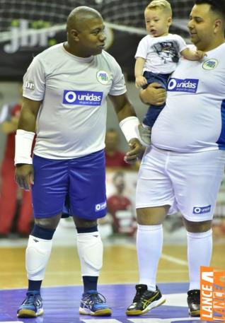 Falco, o Rei do Futsal, promoveu jogo festivo no Alcides Pan