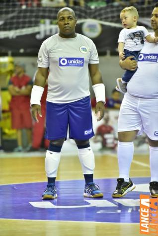 Falco, o Rei do Futsal, promoveu jogo festivo no Alcides Pan