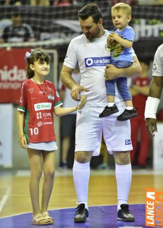 Falco, o Rei do Futsal, promoveu jogo festivo no Alcides Pan