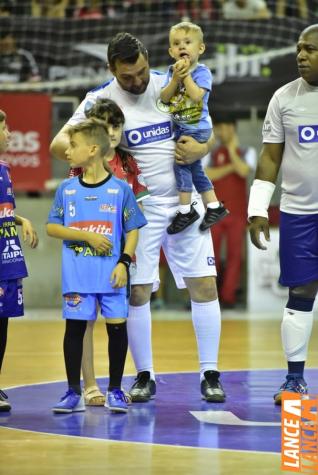 Falco, o Rei do Futsal, promoveu jogo festivo no Alcides Pan