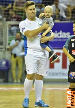 Falco, o Rei do Futsal, promoveu jogo festivo no Alcides Pan