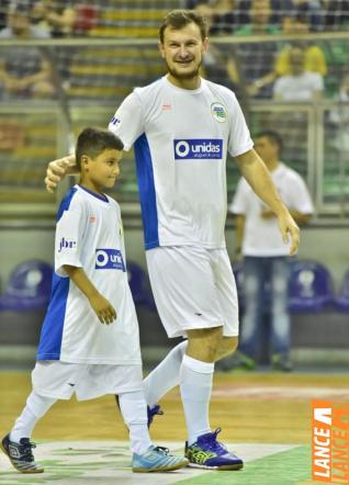 Falco, o Rei do Futsal, promoveu jogo festivo no Alcides Pan