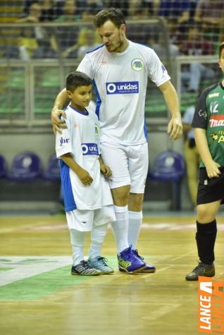 Falco, o Rei do Futsal, promoveu jogo festivo no Alcides Pan