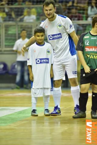 Falco, o Rei do Futsal, promoveu jogo festivo no Alcides Pan