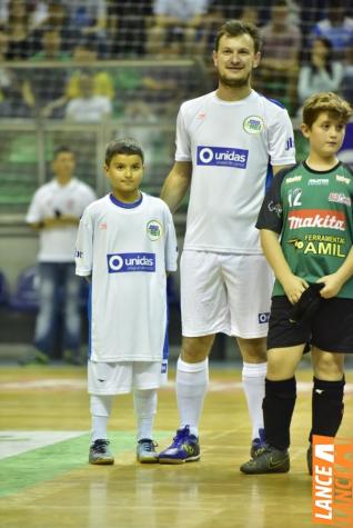 Falco, o Rei do Futsal, promoveu jogo festivo no Alcides Pan