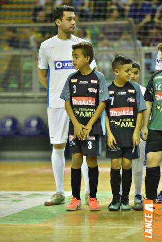 Falco, o Rei do Futsal, promoveu jogo festivo no Alcides Pan