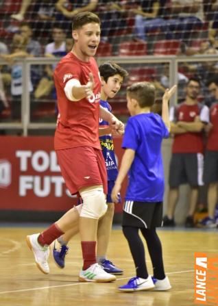 Falco, o Rei do Futsal, promoveu jogo festivo no Alcides Pan