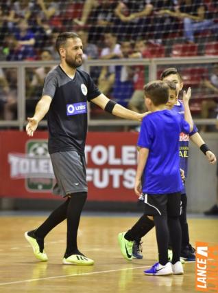 Falco, o Rei do Futsal, promoveu jogo festivo no Alcides Pan