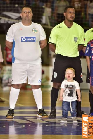 Falco, o Rei do Futsal, promoveu jogo festivo no Alcides Pan