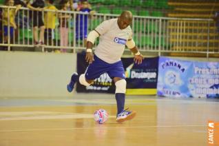 Falco, o Rei do Futsal, promoveu jogo festivo no Alcides Pan