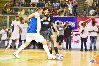 Falco, o Rei do Futsal, promoveu jogo festivo no Alcides Pan