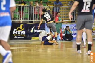 Falco, o Rei do Futsal, promoveu jogo festivo no Alcides Pan