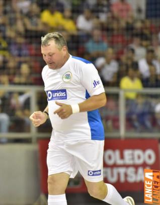 Falco, o Rei do Futsal, promoveu jogo festivo no Alcides Pan