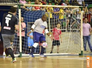 Falco, o Rei do Futsal, promoveu jogo festivo no Alcides Pan