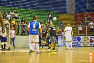 Falco, o Rei do Futsal, promoveu jogo festivo no Alcides Pan